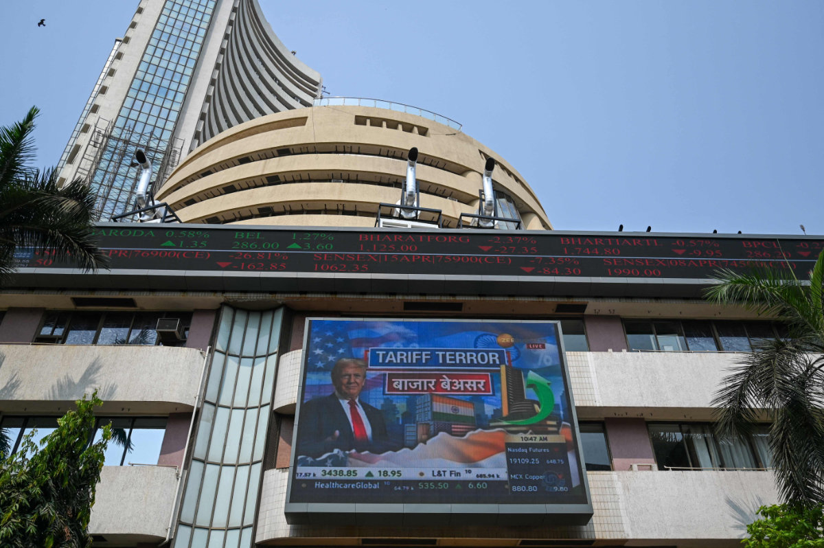 A broadcast screen of the Bombay Stock Exchange (BSE) in Mumbai on April 3, 2025, depicts news of US President Donald Trump unveiling sweeping new trade tariffs. (AFP)