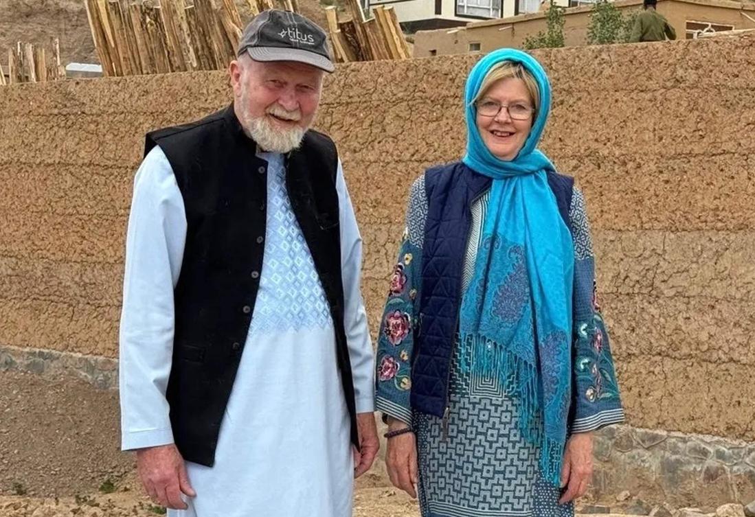 An undated handout picture released by the family of Peter and Barbie Reynolds in London on August 1, 2025, shows Peter and Barbie Reynolds posing for a photograph at an unknown location. The family of elderly British couple Peter and Barbie Reynolds, detained for six months by Taliban authorities in Afghanistan. (AFP)