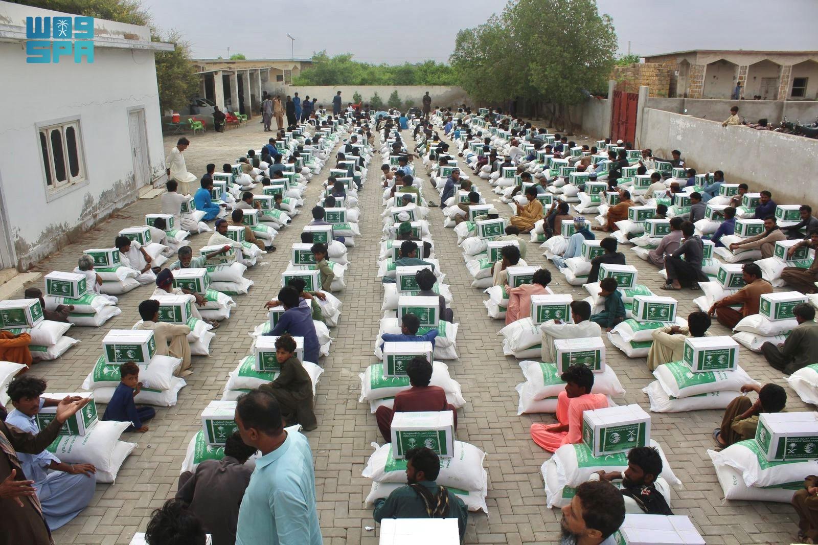 KSrelief distributes 1,115 food baskets in Pakistan. (SPA)