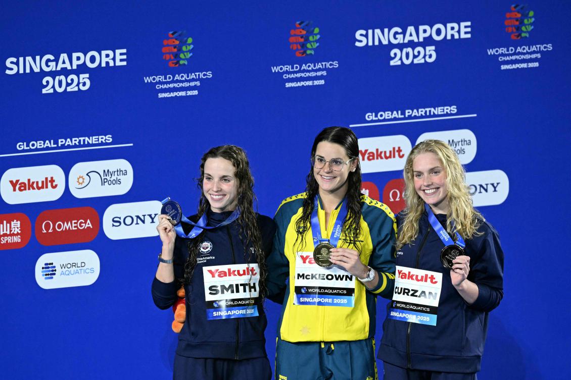 Silver medallist US’ swimmer Regan Smith, gold medallist Australia’s swimmer Kaylee McKeown and bronze medallist US’ swimmer Claire Curzan celebrate on the podium the women’s 200m backstroke swimming event during the 2025 World Aquatics Championships in Singapore on Aug. 2, 2025. (AFP)