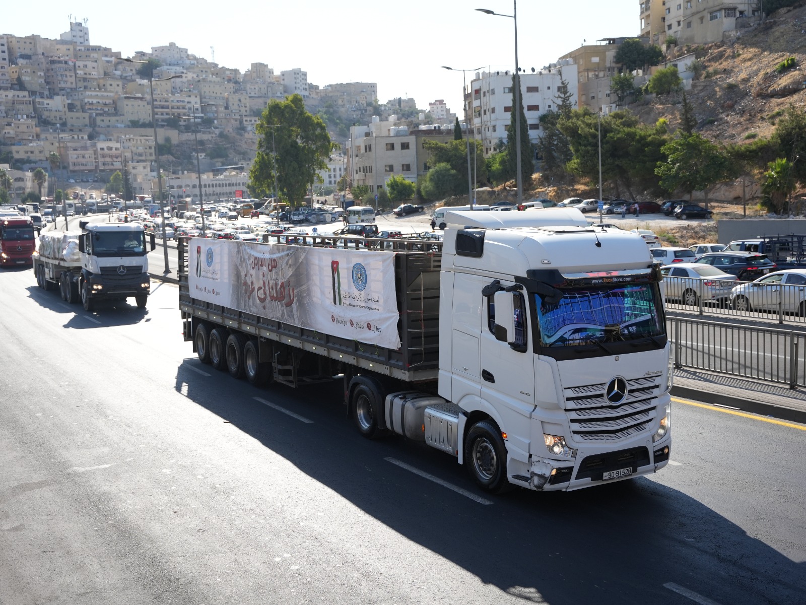 The convoy delivered essential food parcels to families in Gaza via the King Hussein Bridge. (Jordan News Agency)