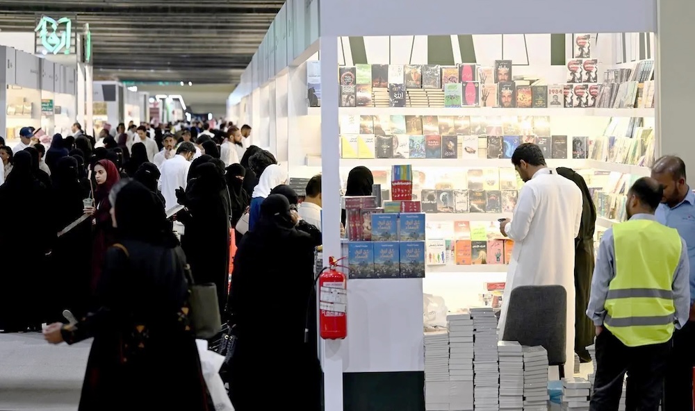 The fair attracted large numbers of people from diverse backgrounds who actively engaged with the cultural program presented by distinguished writers and intellectuals. (SPA)