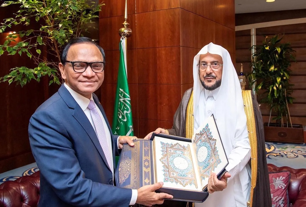 Saudi Minister of Islamic Affairs Sheikh Abdullatif Al-Asheikh meets Sir Lankan Ambassador Omar Lebbe Ameer Ajwad in Riyadh. (SPA)