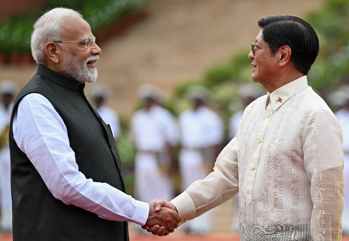 Philippine President Ferdinand Marcos, right, shakes hands with India's Prime Minister Narendra Modi during the ceremonial reception in New Delhi on Aug. 5, 2025. (AFP)