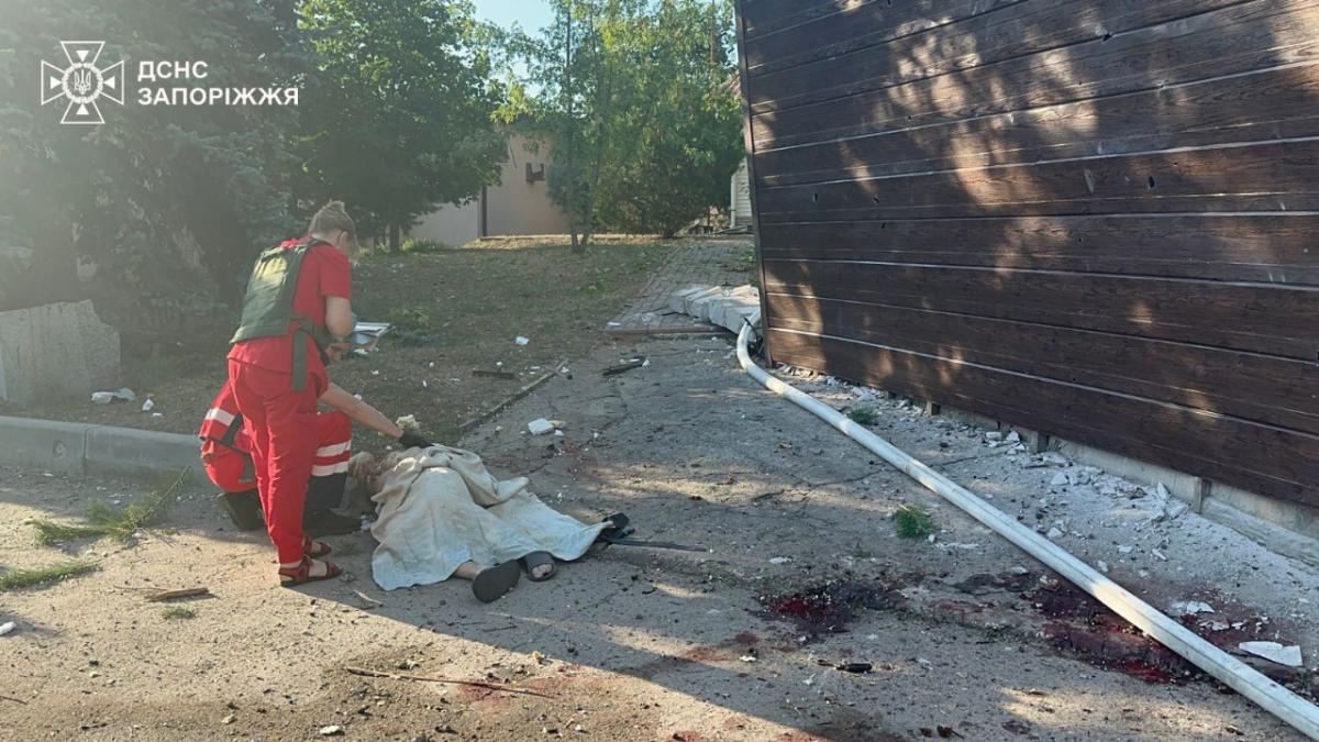 A Russian airstrike killed 2 people, and wounded 12 others, including 2 children in Zaporizhzhia District. (X/@SESU_UA)