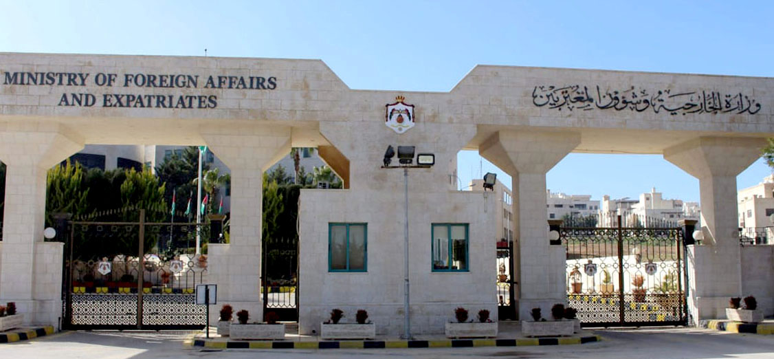 The evacuees were transported via Syrian Red Crescent buses and entered Jordan through the Nassib/Jaber border crossing, in coordination with the Syrian Ministry of Foreign Affairs and Expatriates. (Petra)
