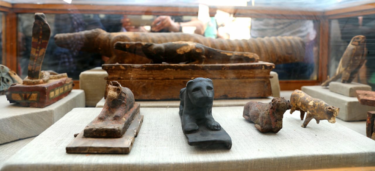 Egyptian artifacts discovered in the burial grounds of Saqqara village in Giza. (@TourismandAntiq)