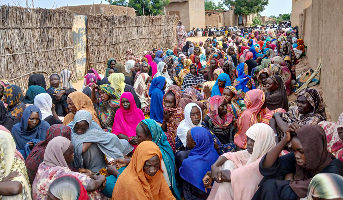 Sudanese residents gather to receive free meals in Al Fasher, a city besieged by Sudan's paramilitary Rapid Support Forces (RSF) for more than a year, in Darfur region, on August 11, 2025. (AFP)