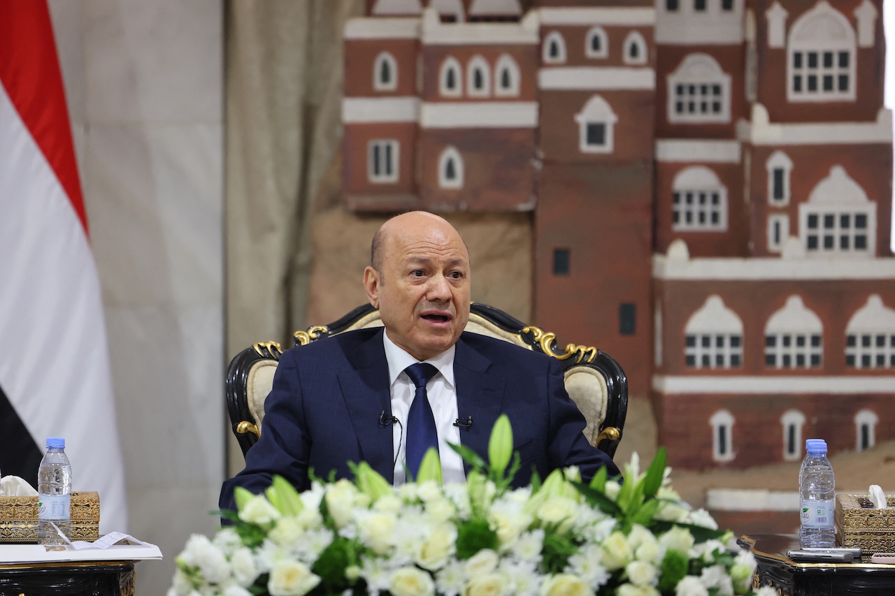 Chairman of the Yemeni Presidential Leadership Council Rashad al-Alimi speaks to reporters during a briefing at the embassy of Yemen in Riyadh, on January 27, 2024. (File/AFP)