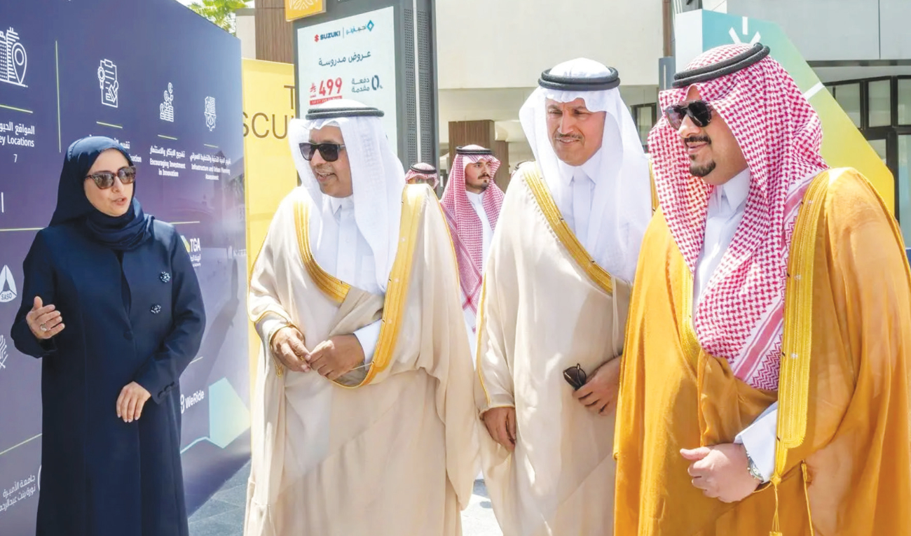 The deputy governor, along with Al-Jasser, toured the airport operations control center. (SPA)