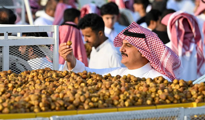 The productive families pavilion at the annual Buraidah Dates Carnival is experiencing remarkable visitor turnout as the festival continues at King Khalid Cultural Center through to Sept. 9. (SPA/File Photo)