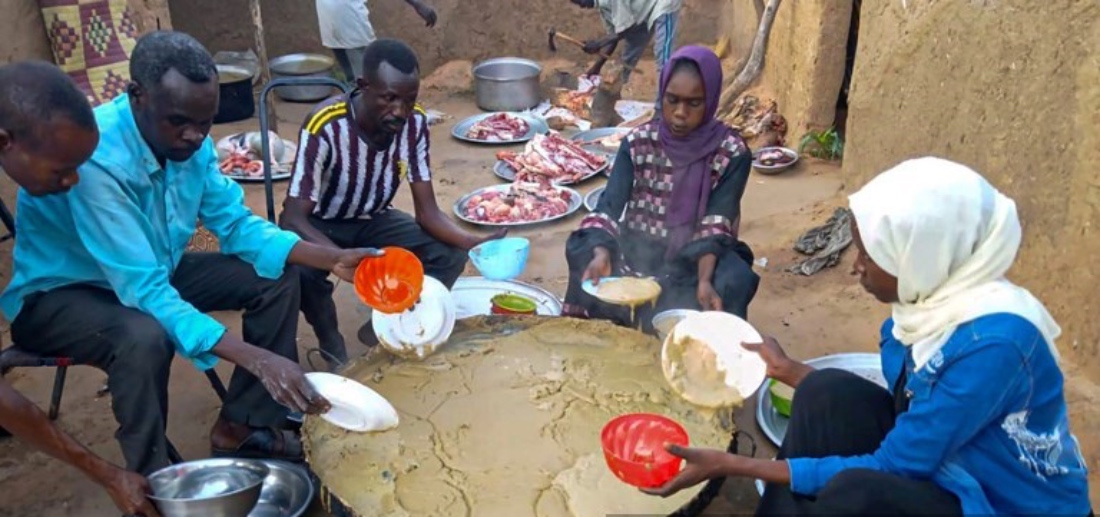 Sudanese residents gather to receive free meals in Al Fasher, a city besieged by Sudan's paramilitary Rapid Support Forces (RSF) for more than a year, in Darfur region. (AFP)
