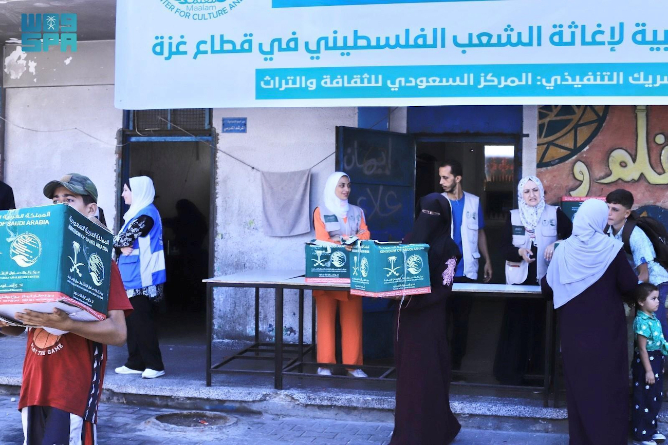 KSrelief continues to distribute food baskets to thousands of Palestinian families in Gaza as part of its public relief campaign. (SPA)
