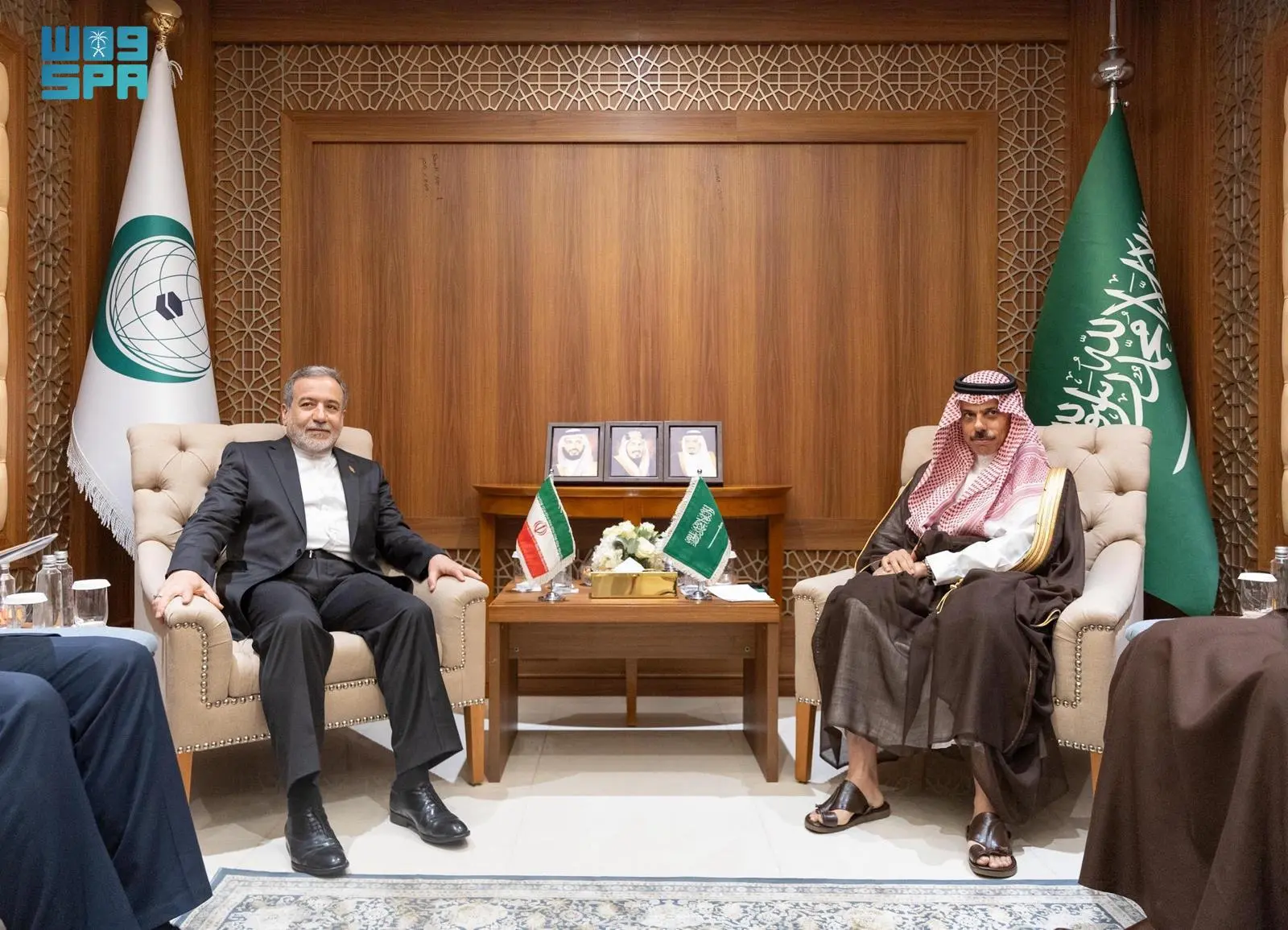 Saudi Foreign Minister Prince Faisal bin Farhan met with his Iranian counterpart, Abbas Araghchi, on Monday on the sidelines of the 21st extraordinary session of the Organization of Islamic Cooperation’s Council of Foreign Ministers. (SPA)