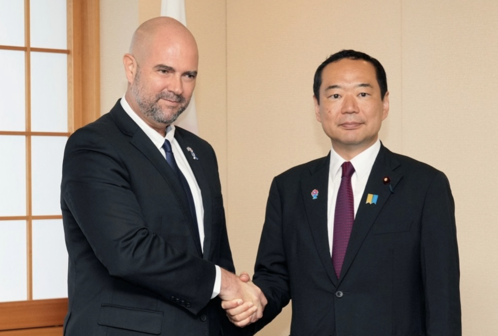 Fujii Hisayuki, State Minister for Foreign Affairs, shakes hands with Amir Ohana, Speaker of the Israeli Knesset. (MOFA)