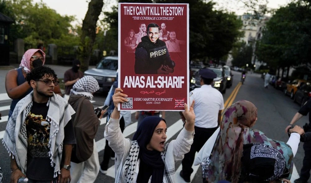 A protester holds a sign in memory of Al Jazeera correspondent Anas Al-Sharif, New York City, US, Aug. 15, 2025. (Reuters)