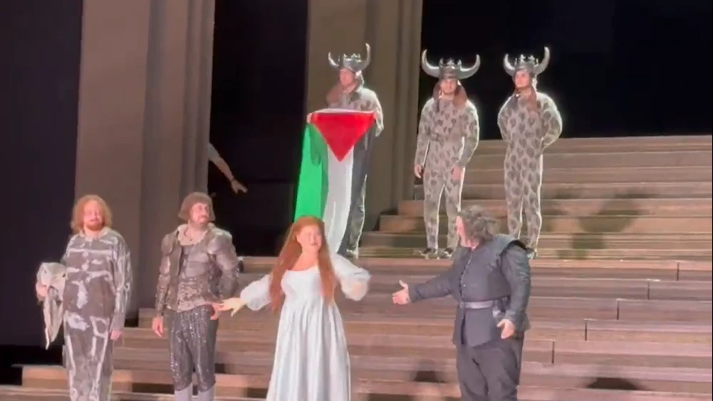 also offered support for performer Daniel Perry, who raised a Palestinian flag on stage during a curtain call on July 19 in what the letter described as “an act of courage and moral clarity.” (Screenshot/Sky News)