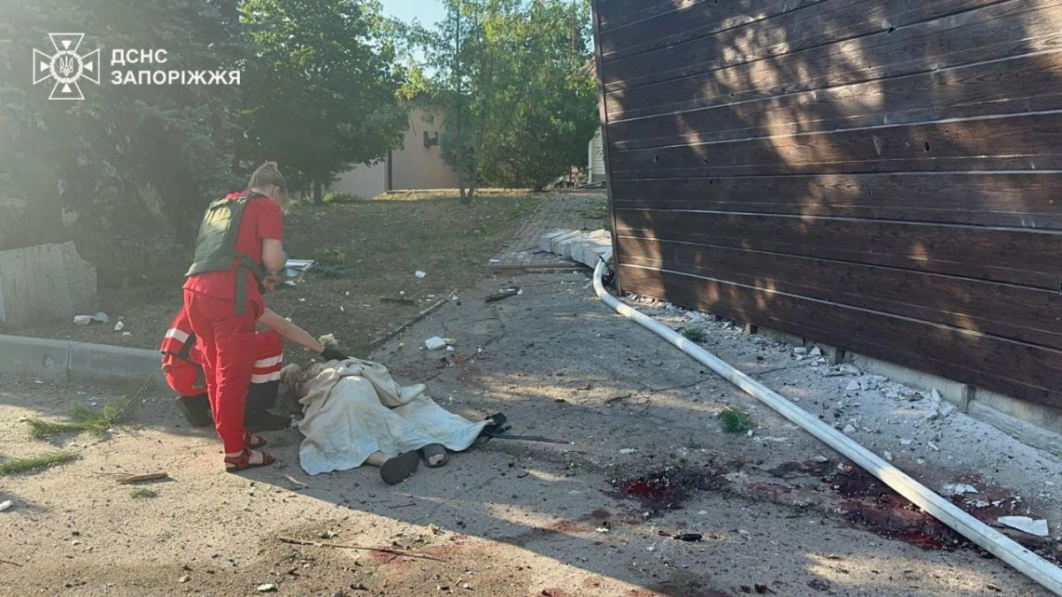 A Russian airstrike killed 2 people, and wounded 12 others, including 2 children in Zaporizhzhia District. (X/@SESU_UA)