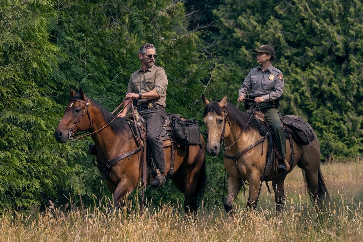 Eric Bana (L) as Kyle Turner and Lily Santiago as Naya Vasquez in 'Untamed.' (Netflix)