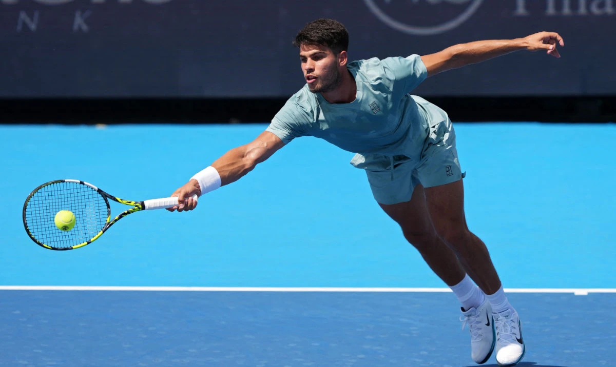 Carlos Alcaraz of Spain plays a forehand during the match against Damir Džumhur of Bosnia and Herzegovina during Day 4 of the Cincinnati Open at the Lindner Family Tennis Center on August 10, 2025 in Mason, Ohio. (AFP)