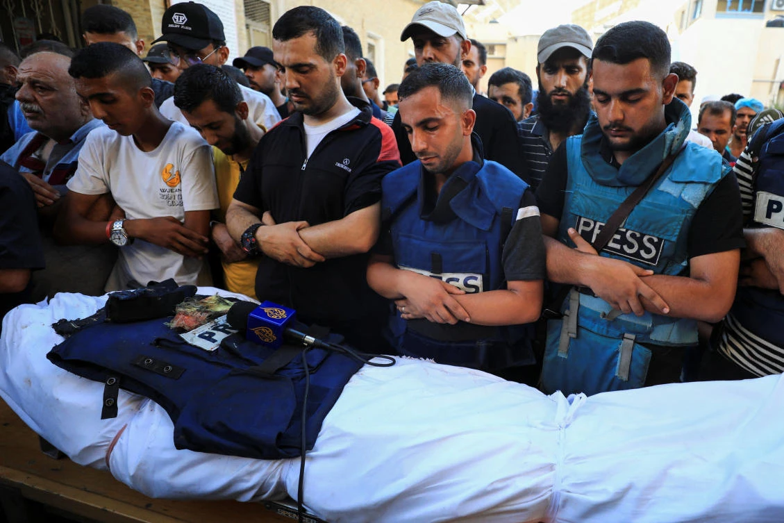 Al Jazeera journalist Anas Al Sharif, who was killed in an Israeli strike on August 10, 2025, prays next to the body of his colleague Al Jazeera reporter Ismail Al-Ghoul, who also was killed in an Israeli strike on July 31, 2024, during Al-Ghoul’s funeral in Gaza City July 31, 2024. (File/Reuters)