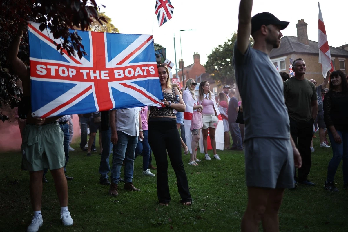 Protest-hit UK town bids to empty asylum-seeker hotel