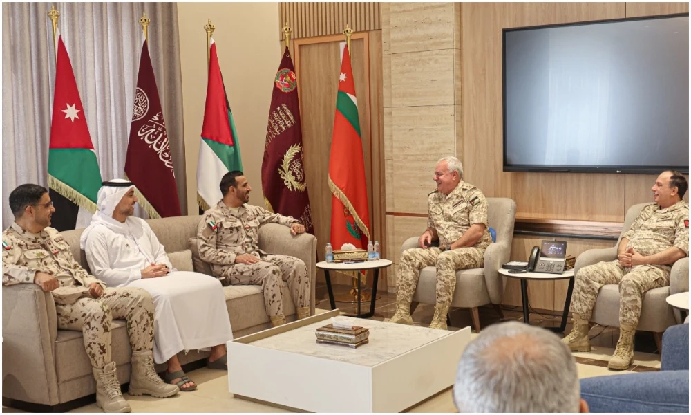 Maj. Gen. Yousef Ahmed Al-Hunaiti, the chairman of the Joint Chiefs of Staff, and Maj. Gen. Awad Saeed Al-Ahbabi, the commander of the Joint Operations Command in the UAE, discussed strategies to enhance coordination. (Petra)