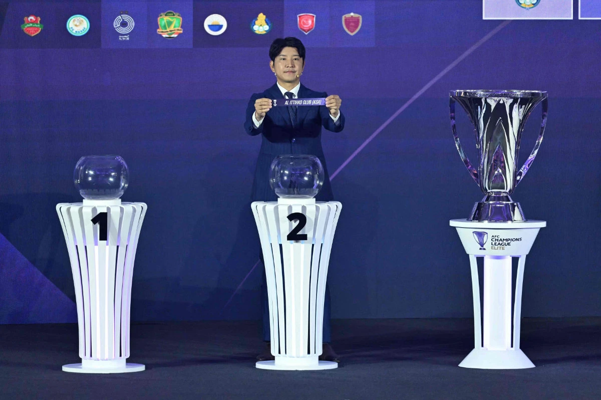 South Korean former football player Park Joo-ho shows the paper slip of Al-Ittihad Club from Saudi Arabia during the AFC Champions League Elite 2025-26 league stage draw in Kuala Lumpur on August 15, 2025. (AFP)