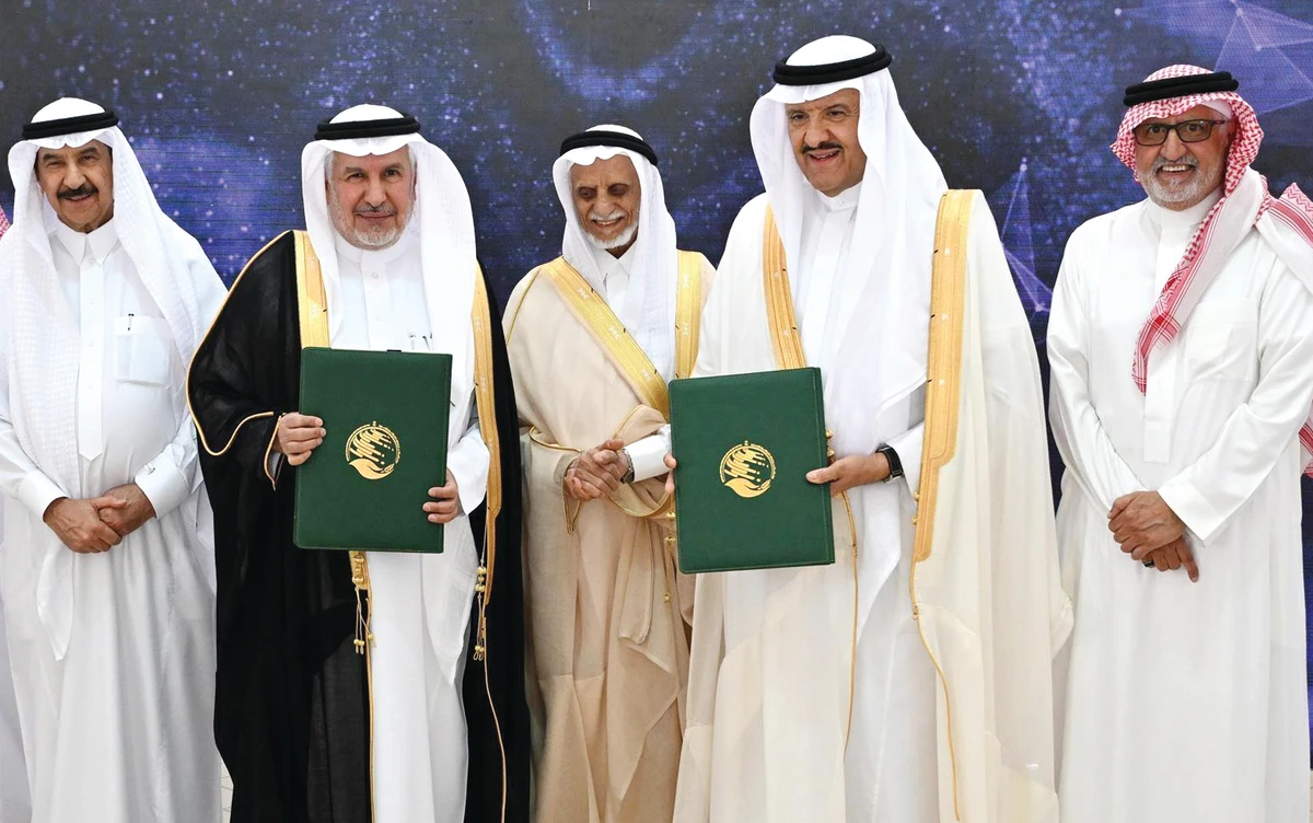 The deal signed by Prince Sultan bin Salman, chairman of the association's board of directors, and Dr. Abdullah Al-Rabeeah, supervisor general at KSrelief. (SPA)