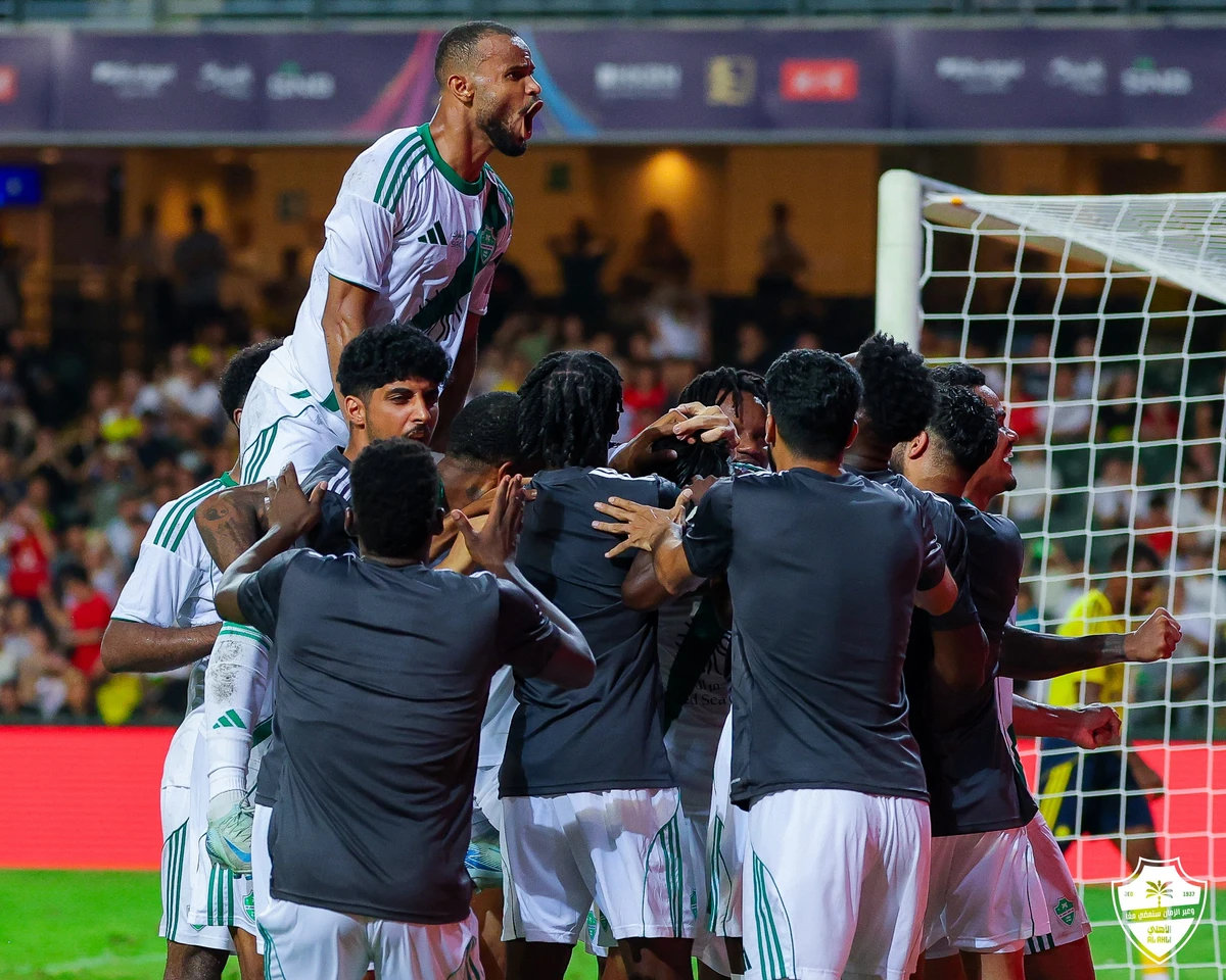 Al-Ahli players celebrate winning the Saudi Super Cup after overcoming Al-Nassr 5-3 on penalties following a dramatic 2-2 draw in Hong Kong. (X/@ALAHLI_FCEN)