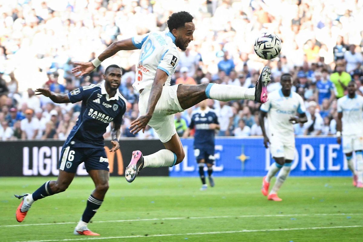 Marseille's Gabonese forward Pierre-Emerick Aubameyang (C) controls the ball ahead Paris FC's Brazilian defender Otavio (L) during the French L1 football match between Olympique de Marseille (OM) and Paris FC at Stade Velodrome in Marseille, France on August 23, 2025. (AFP)