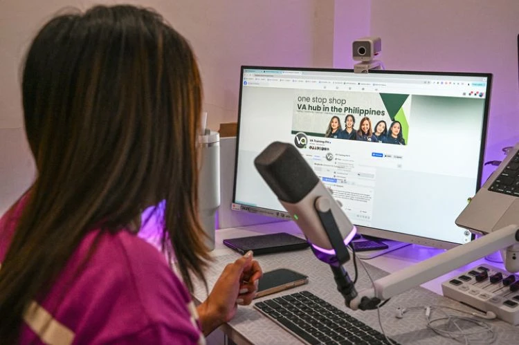 A Filipina virtual assistant, Nathalie Mago, works from home in San Jose del Monte, Bulacan, Aug. 24, 2024. (AFP)