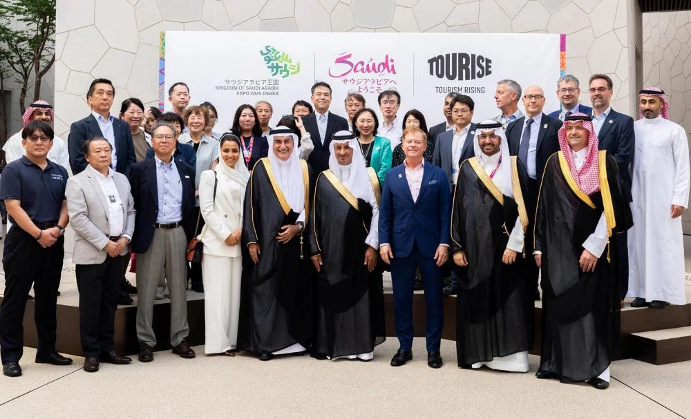 Ahmed Al-Khateeb, Saudi Arabia’s minister of tourism, met with Japanese officials during a visit to the Saudi pavilion at Expo 2025 Osaka. (SPA)