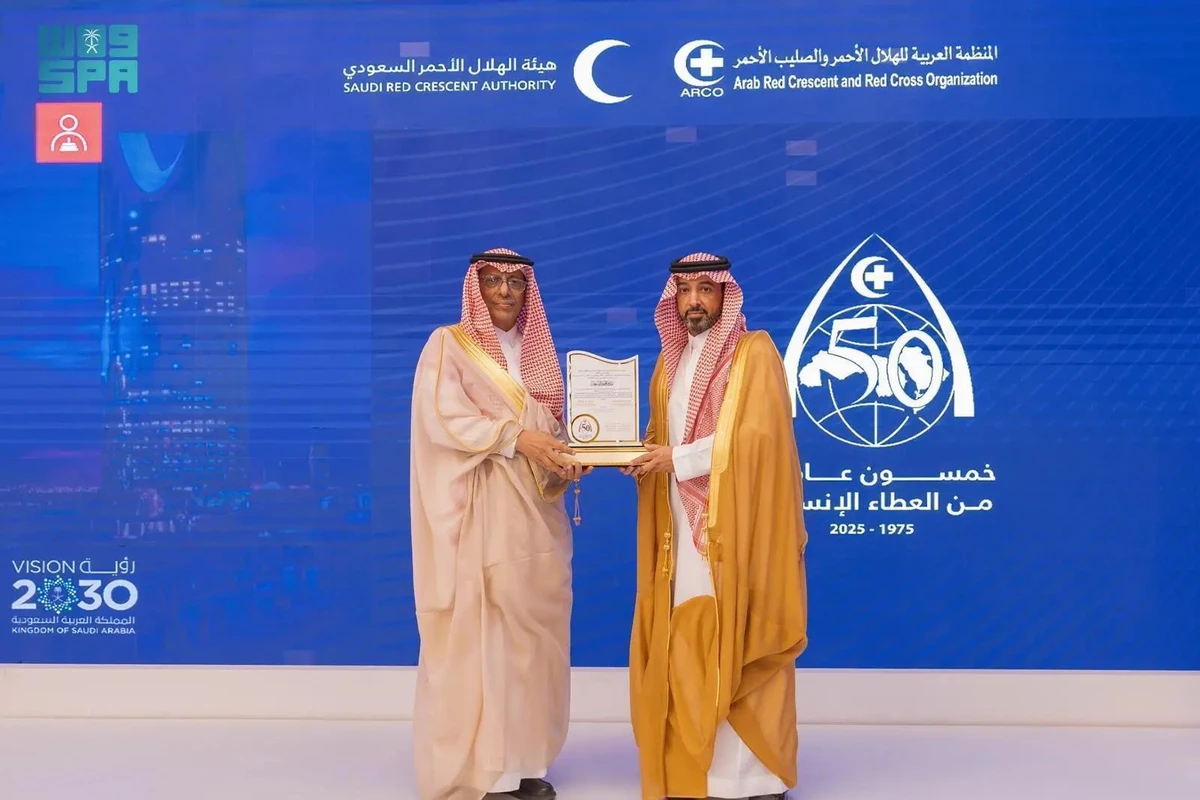 The Arab Red Crescent and Red Cross Organization hands Saudi deputy minister for international multilateral affairs, Abdulrahman Al-Rassi, a medal in thanks to the foreign ministry for its support. (SPA)