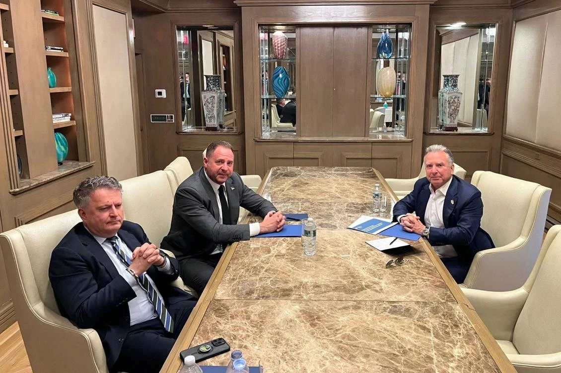 This handout photograph taken and released by the Office of the President of Ukraine in New York on Aug. 29, 2025 shows Head of the Office of the Presidency of Ukraine Andriy Yermak (2L), flanked by Ukraine’s First Deputy Minister for Foreign Affairs Sergiy Kyslytsya meeting with White House Special Envoy Steve Witkoff. (AFP)
