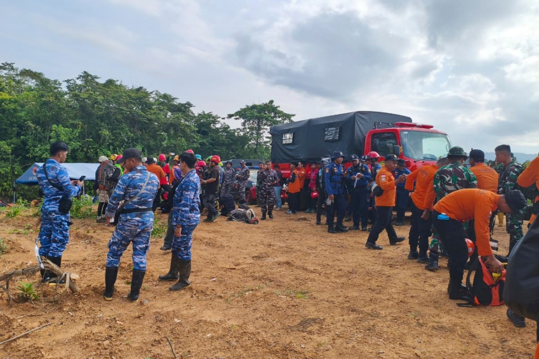 Rescuers prepare for a ground search operation for a helicopter carrying a number of people that has lost contact in a forest in Indonesia's tropical island of Borneo, near Banjarmasin, Indonesia. (Banjarmasin Search and Rescue Agency)