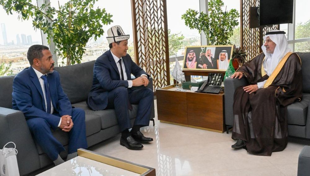 KSrelief Supervisor General Dr. Abdullah Al-Rabeeah meets Kyrgyz Ambassador to Saudi Arabia Ulukbek Maripov in Riyadh. (SPA)
