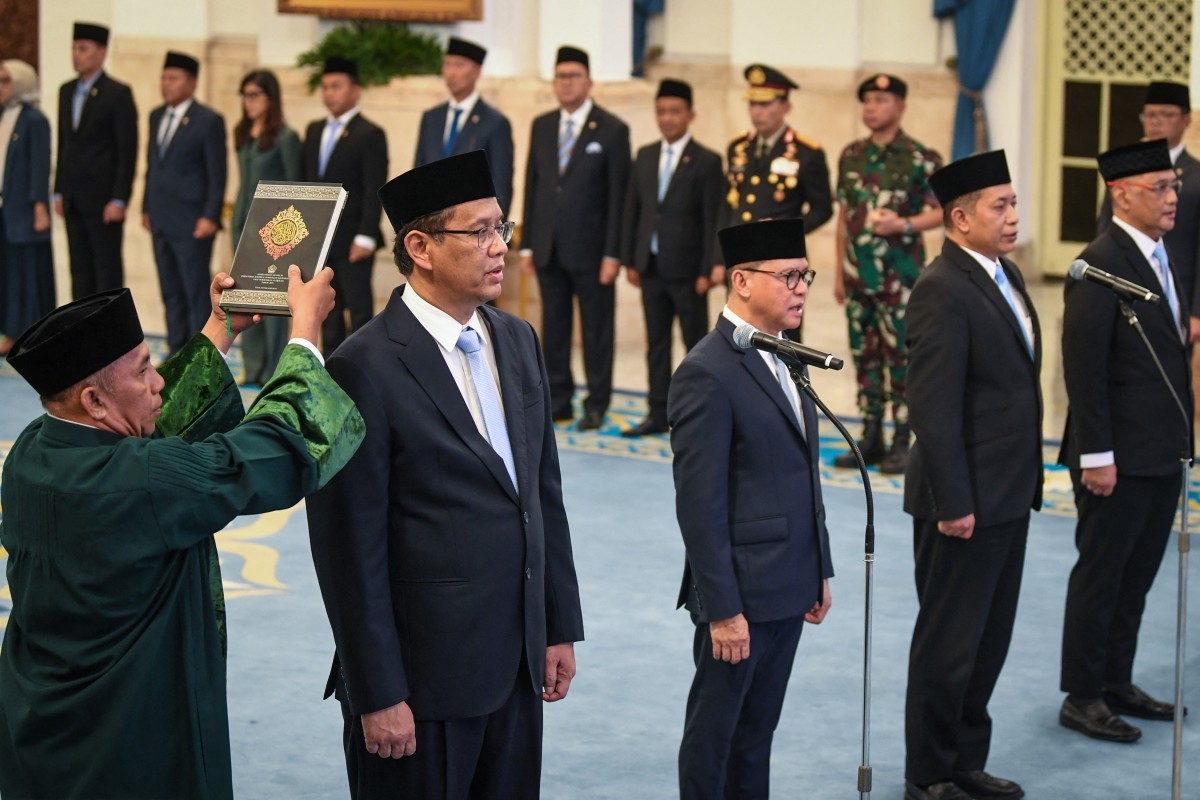 Indonesia’s newly appointed Finance Minister Purbaya Yudhi Sadewa and other new ministers attend their swearing-in ceremony at the Presidential Palace in Jakarta on Sept. 8, 2025. (AFP)