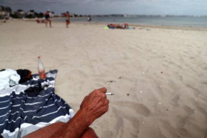 Spain's minority left-wing government approved on Tuesday a proposal to ban smoking and vaping in outdoor spaces including bar terraces, parks and outside schools in a move to protect public health. (Reuters/File)