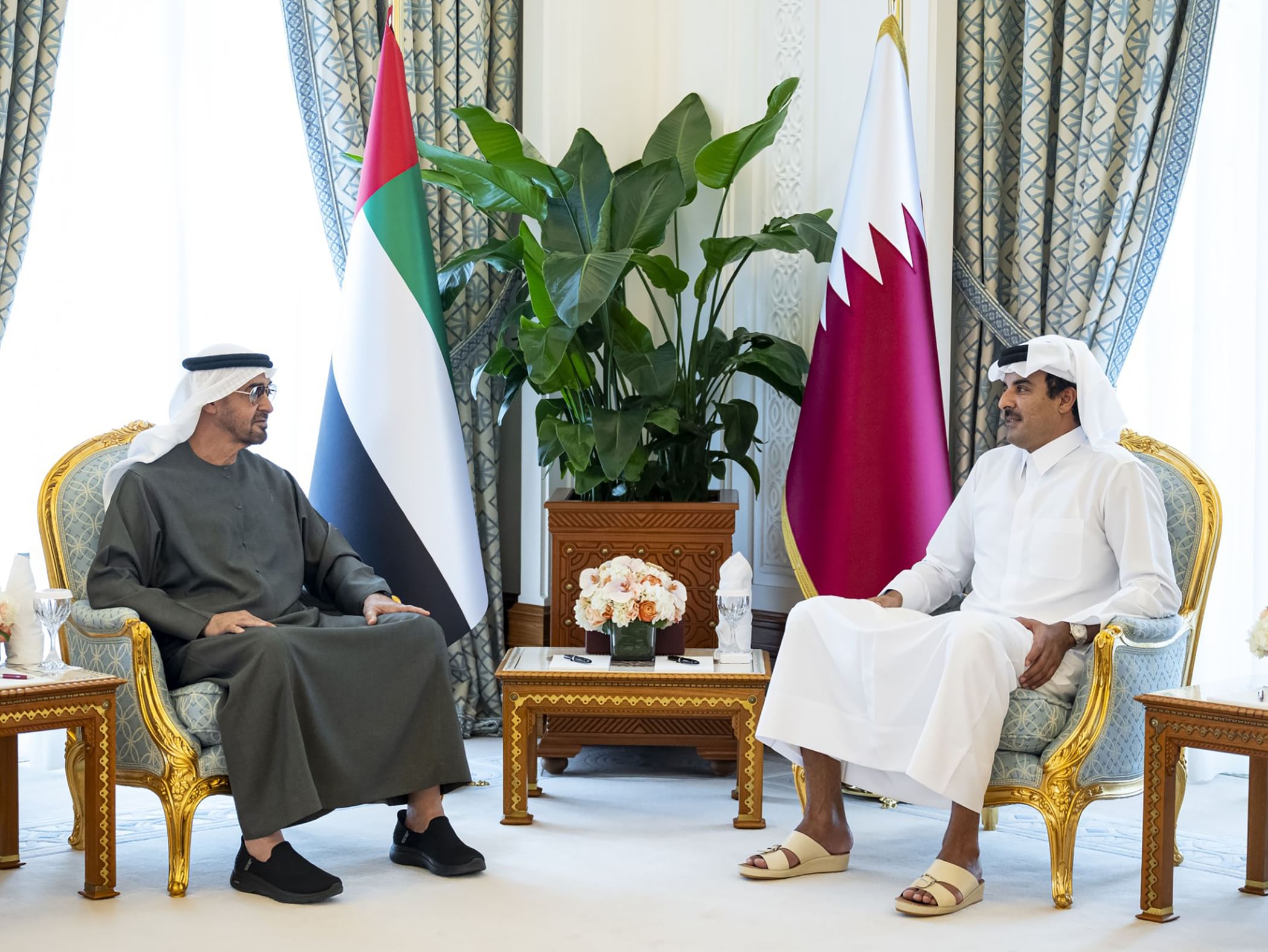 The UAE leader was accompanied by a high-level delegation including senior members of the ruling family and top officials. (WAM)
