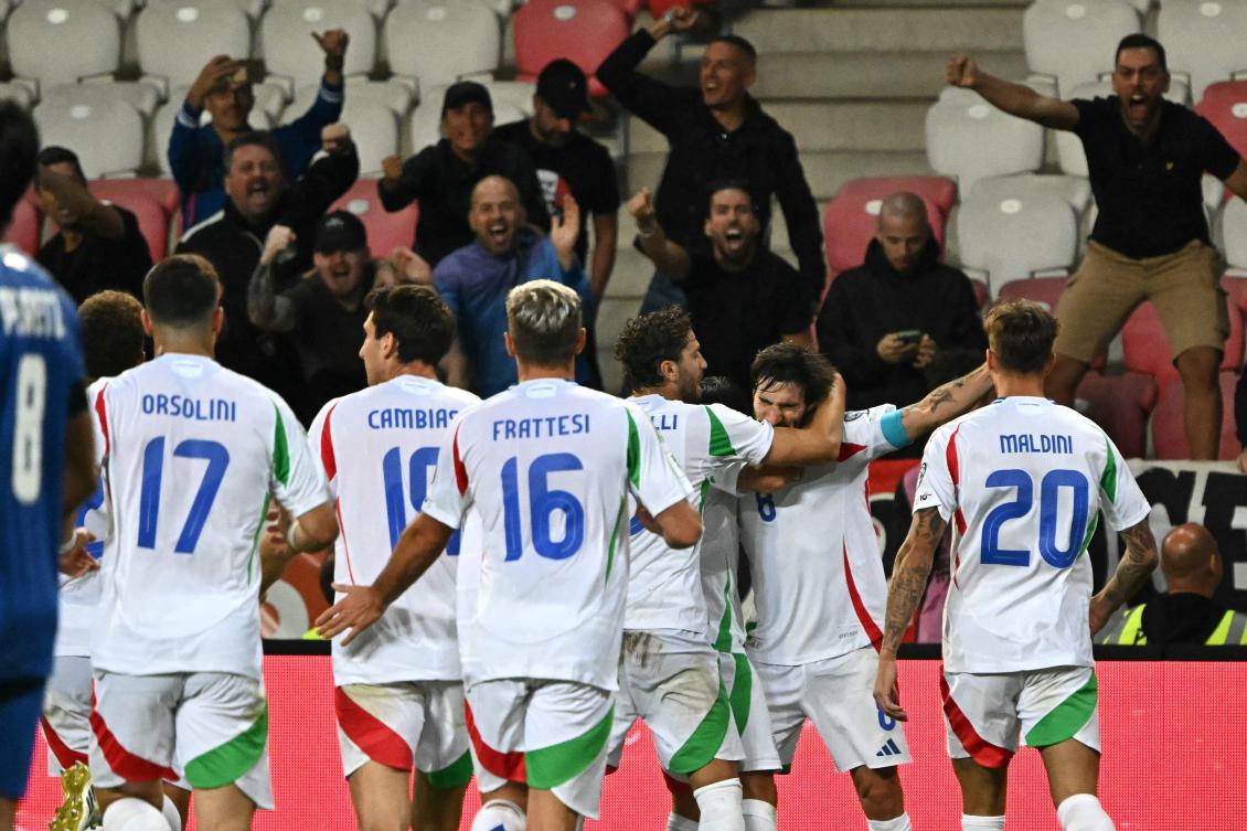 Italy’s midfielder Sandro Tonali celebrates with teammates after scoring the 4-5 winning goal during the 2026 World Cup qualifiers Europe zone group I match against Israel on Sept. 8, 2025 in Debrecen, Hungary. (AFP)
