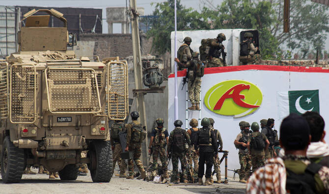 Pakistani Army soldiers secure the area, following a militant attack on the Frontier Constabulary (FC) headquarters in Bannu, Khyber Pakhtunkhwa province, in Pakistan, on September 2, 2025. (REUTERSْٖ/File)