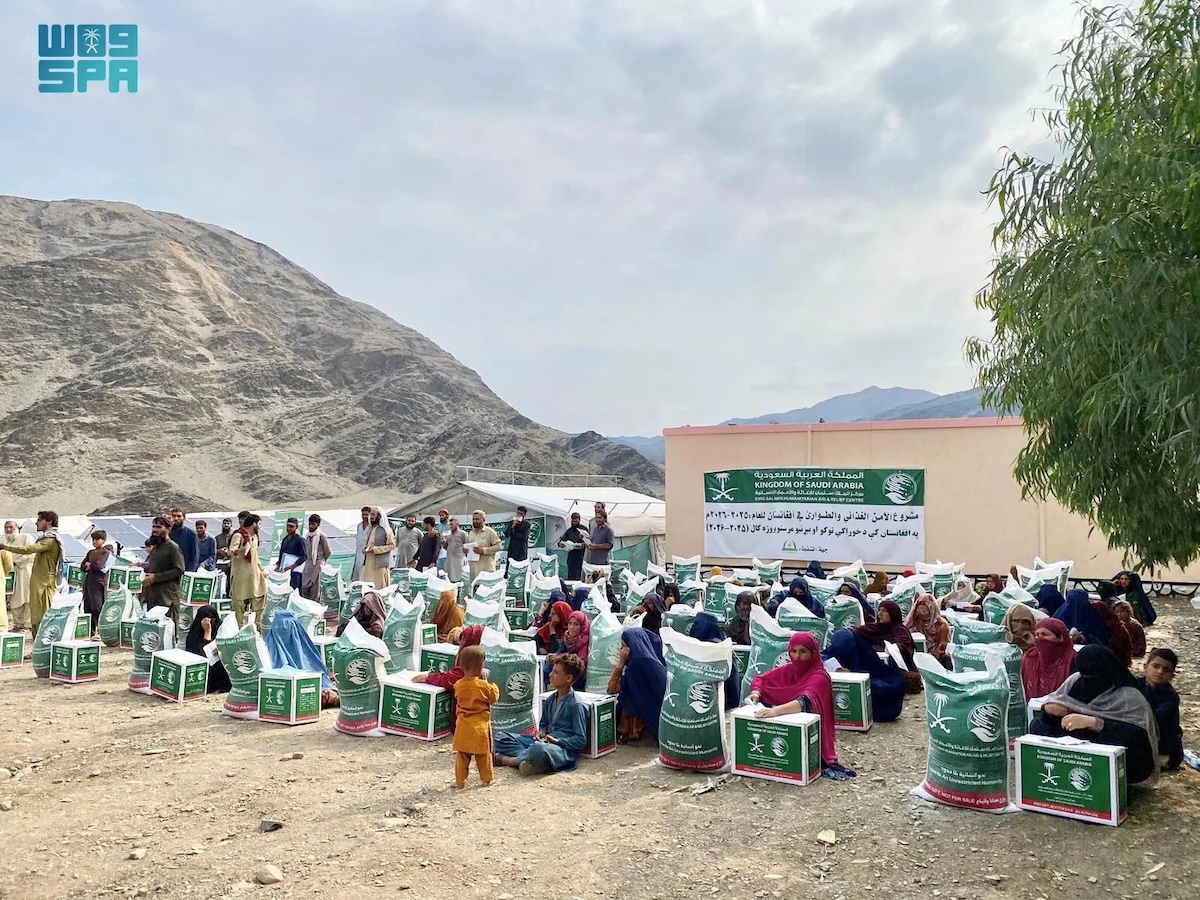 In Afghanistan, 797 boxes containing basic food needs were distributed to benefit 4,782 Afghans housed at the Omari camp at the Torkham border crossing in Nangarhar Province. (SPA)