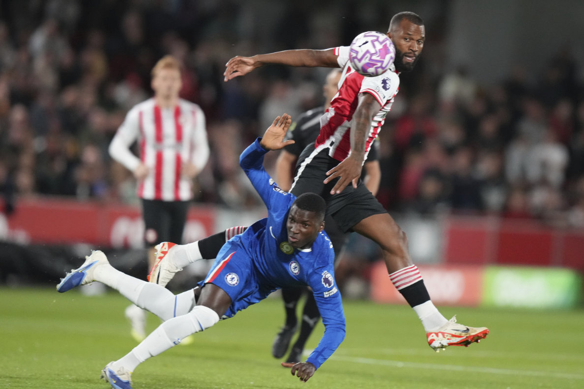 Brentford's Igor Thiago heads the ball over Chelsea's Moises Caicedo during the Premier League soccer match between Brentford and Chelsea in London, Saturday, Sept. 13, 2025. (AP)