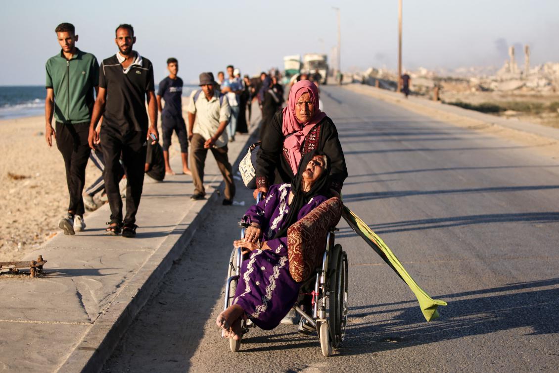 Palestinians flee Gaza City under Israeli bombardment