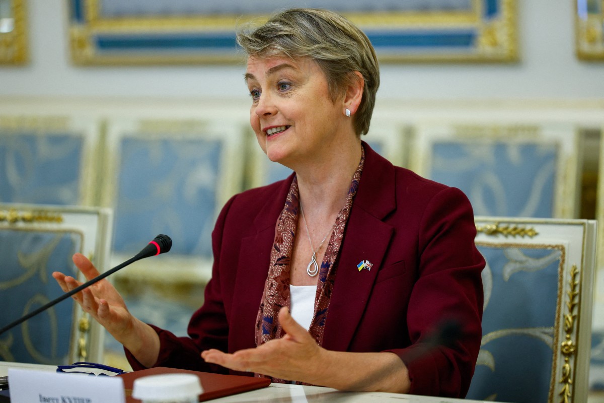 British Foreign Secretary Yvette Cooper speaks with Ukrainian President ahead of their meeting in Kyiv, Sept. 12, 2025. (AFP)
