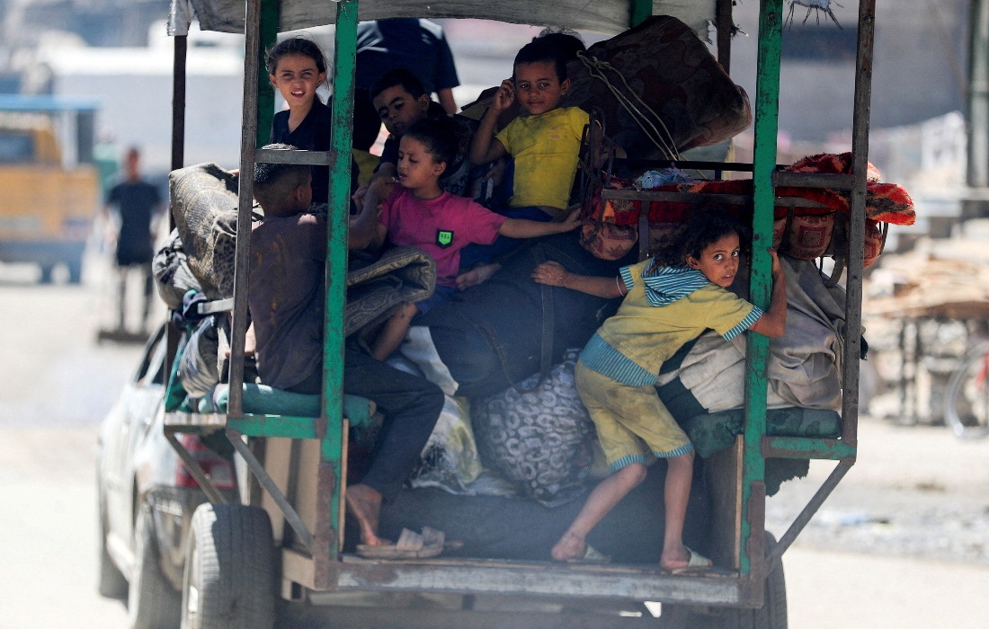 Displaced Palestinians children make their way as they flee amid an Israeli military operation, in Gaza City. (Reuters)