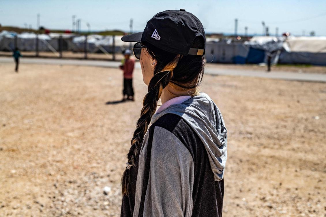 Frenchwoman Emilie Konig walks in northeastern Syria's northeastern Syria's Camp Al-Roj on March 28, 2021 where she is held with others suspected of being relatives of alleged members of the Daesh group. (AFP)