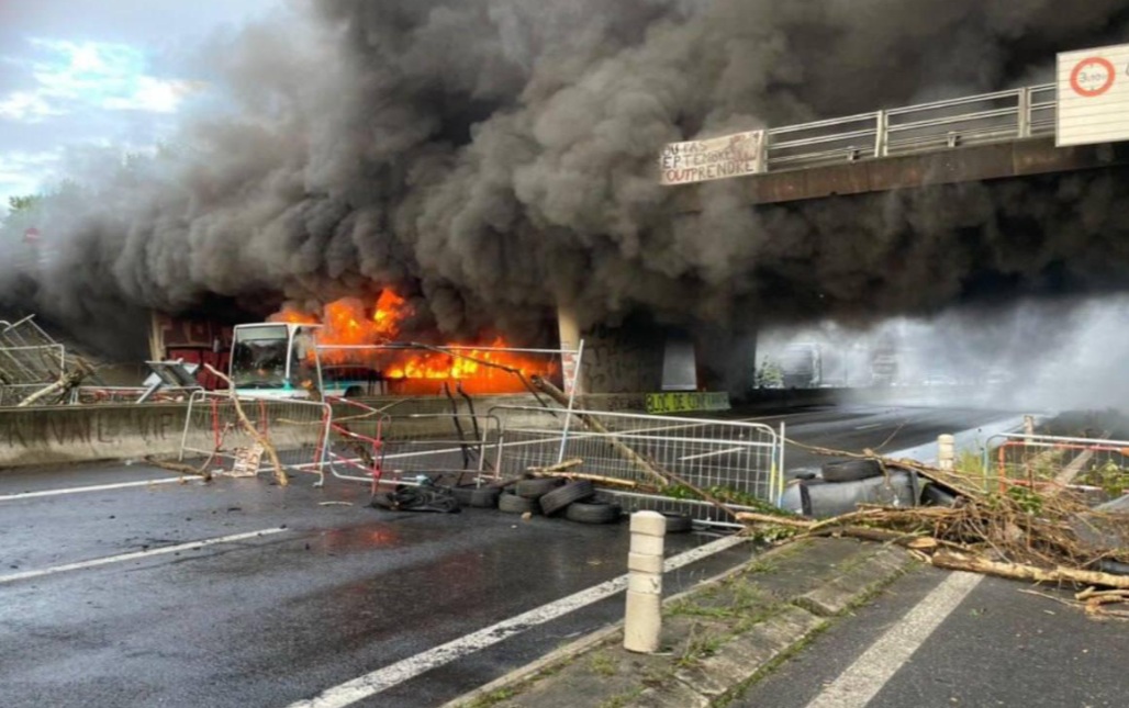 France is bracing for a day of nationwide protests on Thursday, with a source close to the authorities saying some 800,000 people are expected to take to the streets. (X/@SMO_VZ)