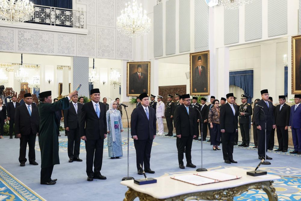 Indonesia’s newly ministers and deputy ministers attend an inauguration ceremony at the State Palace in Jakarta on Sept. 17, 2025. (AFP)